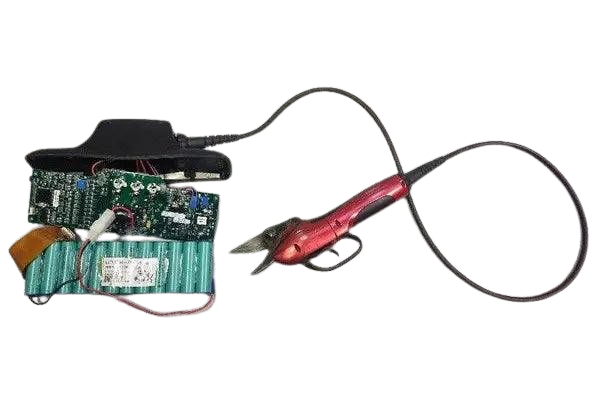 Sécateur électrique rouge avec batterie lithium démontée, accessoire jardinage professionnel