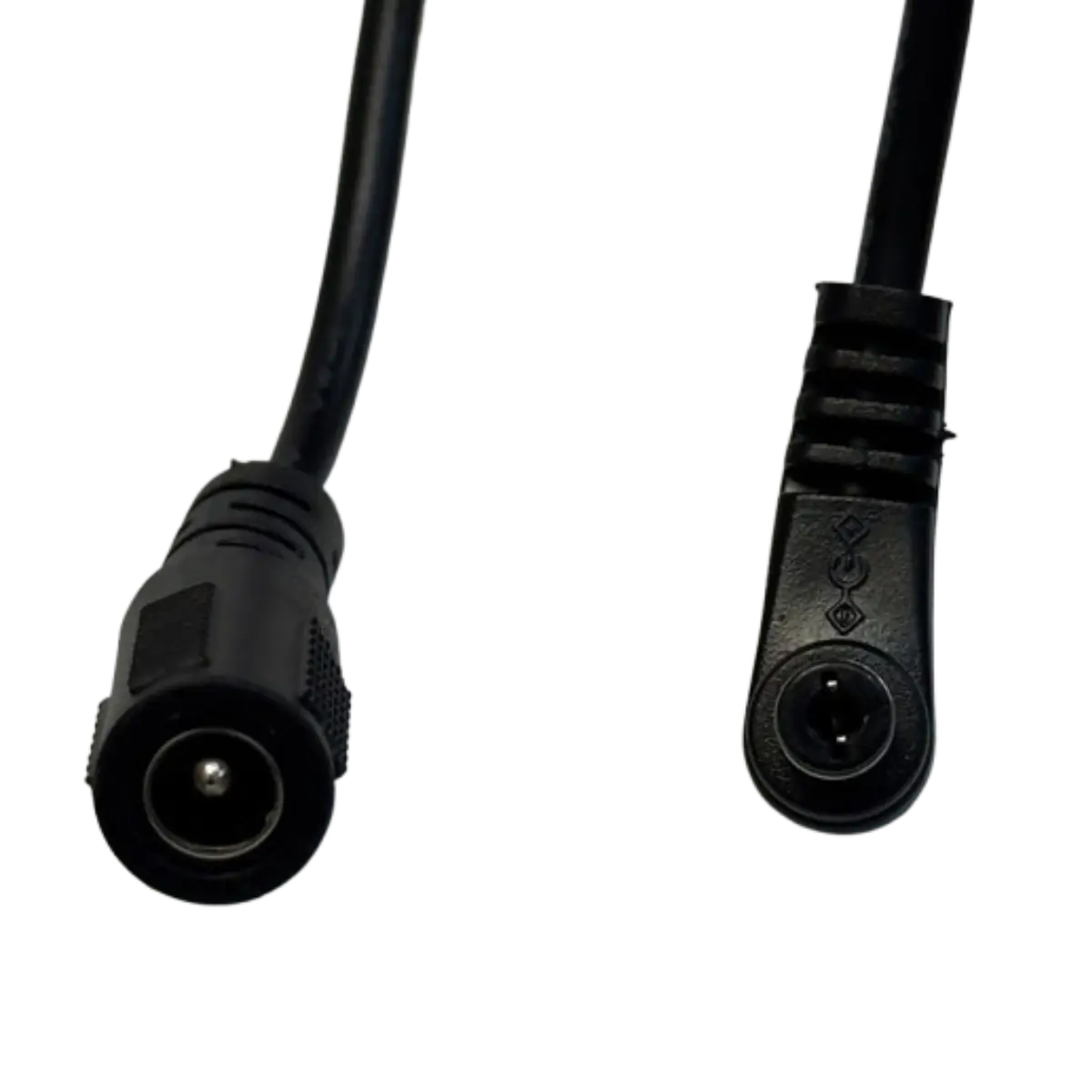 Câble adaptateur femelle 5.5 x 2.5 mm vers mâle 5.5 x 2.1 mm coudé – Longueur 15 cm